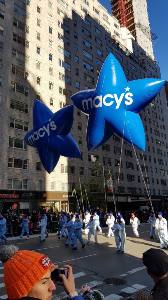 parada thanksgiving macys 1 e1574364785697 576x1024 - Dicas para ver a parada de Thanksgiving da Macy`s em NYC